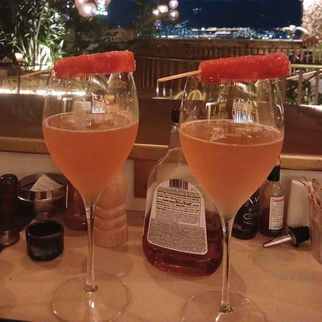 Dos copas con borde de azúcar roja