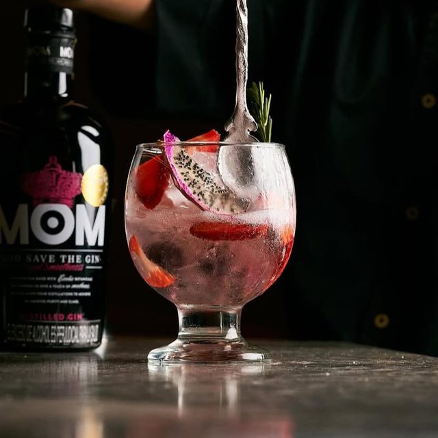 Gin con fruta fresca y romero