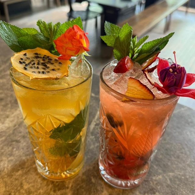 Dos highballs con menta y flores